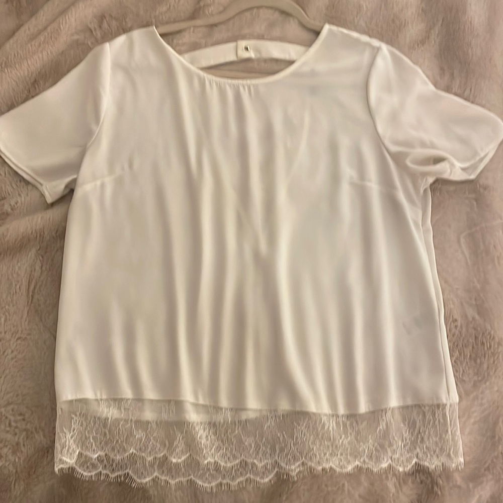 White top with dentelle